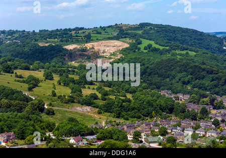 Große arbeiten Kalksteinbruch aus schwarzen Felsen Cromford, Derbyshire Peak District Nationalpark Stockfoto