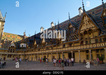 Hof im Inneren der Hospices de Beaune 1443 Frankreich gegründet Stockfoto