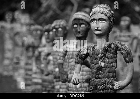 Armee von Statuetten, schwarz und weiß, Nek Chand Fantasy Steingarten in Chandigarh, Indien Stockfoto