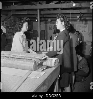 Manzanar Relocation Center, Manzanar, Kalifornien. Material für einen Frühling Kleid wird von einer Eva ausgewählt... 536926 Stockfoto