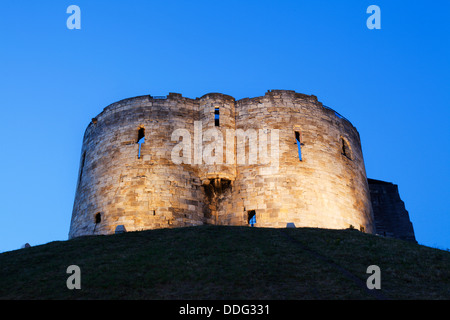 Cliffords Turm beleuchtet Dämmerung City of York Yorkshire England Stockfoto