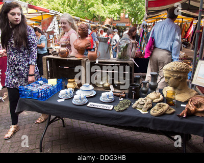 Flohmarkt in Gloucester Green, zentrale Oxford-an eine antike stall 6 Stockfoto