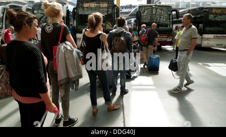 Ansicht der Rückseite des queue Passagiere Schlange für ein National Express Bus nach Cardiff an der Victoria Coach Station in London, England, UK KATHY DEWITT Stockfoto