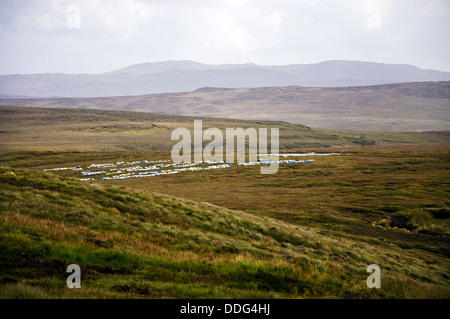 Plastiksäcke Taschen von getrockneten Torf erwartet Sammlung in der Nähe von Glencomcille County Donegal Ireland Stockfoto