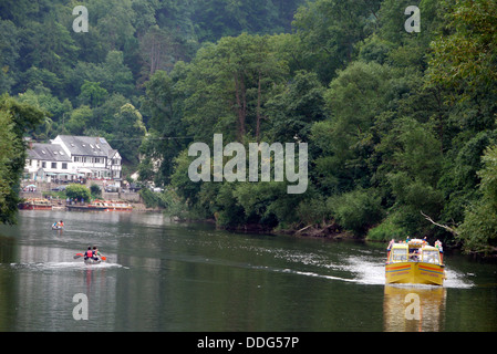 Kanuten und Fluss Vergnügen Boot, River Wye Symonds Yat East, River Wye, Wald des Dekans, Gloucestershire, England, UK Stockfoto