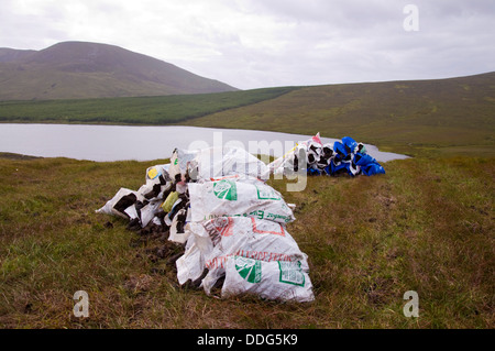 Plastiksäcke Taschen von getrockneten Torf erwartet Sammlung in der Nähe von Glencomcille County Donegal Ireland Stockfoto