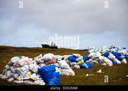 Plastiksäcke Taschen von getrockneten Torf erwartet Sammlung in der Nähe von Glencomcille County Donegal Ireland Stockfoto