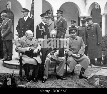 Konferenz von Jalta Februar 1945. Sitzend von l: Winston Churchill, Roosevelt, Joseph Stalin. Siehe Beschreibung unten Stockfoto
