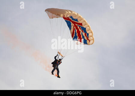 Bournemouth, Großbritannien Sonntag, den 1. September 2013. Die Tiger Freefall Fallschirm Display Team führen Sie am letzten Tag der Bournemouth Air Festival 2013. Stockfoto