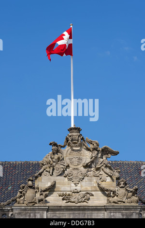 Dänische Flagge vom Amalienborg Palast im Zentrum von Kopenhagen, Dänemark Stockfoto