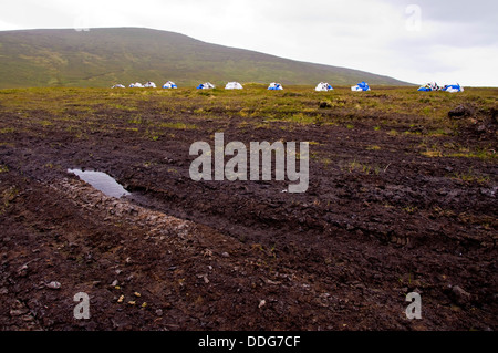 Plastiksäcke Taschen von getrockneten Torf erwartet Sammlung in der Nähe von Glencomcille County Donegal Ireland Stockfoto