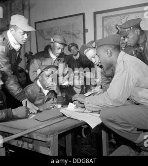 TUSKEGEE AIRCREW der USAAF 332.Auktion Fighter Group in einem Briefing am Ramitelli, Italien, im März 1945 Stockfoto