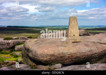 Beton-Trig-Punkt auf Stanage Edge, Derbyshire Stockfoto