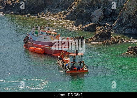 Lankidden Cove, Cornwall, UK. 2. September 2013. Der französische Trawler Scuderia die letzten Mittwoch Abend in der Lankidden Bucht in der Nähe von The Lizard Cornwall lief ist schließlich Staatenbund und Felsen um 15:00 heute abgezogen. Im Bild: Bergung Boot bereitet Scuderia für den Umzug Credit: Bob Sharples/Alamy Live News Stockfoto