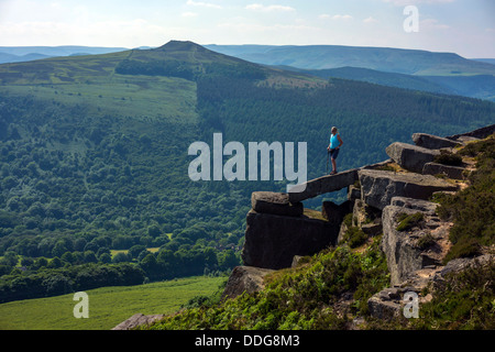 Einsame weibliche Walker auf Bamford Edge, Peak District, Derbyshire Stockfoto
