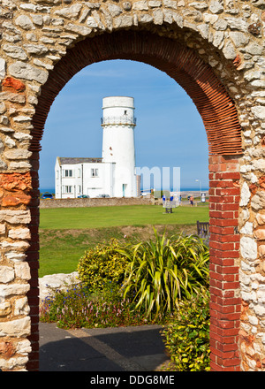 Hunstanton Leuchtturm Unterkunft mit Selbstverpflegung durch das Fenster der St. Edmund Memorial Chapel Hunstanton North Norfolk England GB Europa Stockfoto