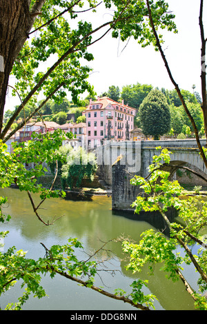 Amarante, São Gonçalo Brücke Ponte, Cafés und Restaurants entlang der Tamega Fluss, Ingreja de Sao Goncalo Kathedrale, Portugal Stockfoto