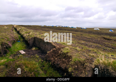 Plastiksäcke Taschen von getrockneten Torf warten auf Sammlung und Graben Gesicht der Schnitt auf einer Decke Moor in der Nähe von Glencomcille County Donegal Ireland Stockfoto