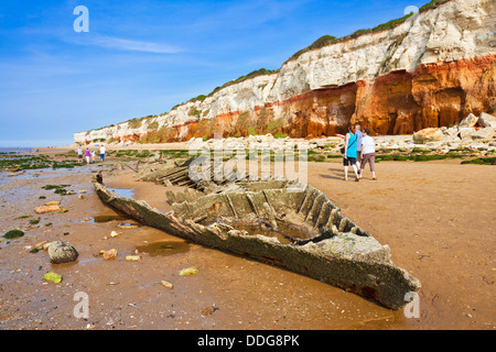 Der Strand von Old Hunstanton ist von einem Schiffswrack am Sheraton unter den farbigen Klippen in der Küstenstadt Hunstanton North Norfolk, England, GB, Europa, umgeben Stockfoto