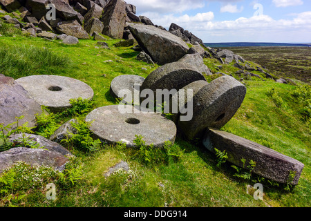 Verlassene Mühlsteine unter Stanage Edge, Derbyshire Stockfoto