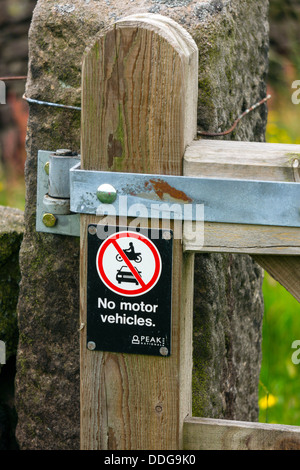 Melden Sie auf Tor keine Motorfahrzeuge, Peak District National Park Stockfoto