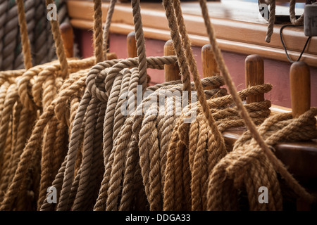 Nahaufnahme von Seilen auf einem Segelschiff Stockfoto