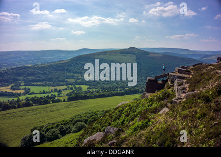 Einsame weibliche Walker auf Bamford Edge, Peak District, Derbyshire Stockfoto