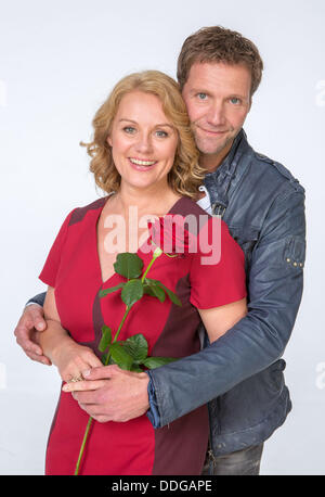Schauspieler Patrik Fichte und Maike Bollow posieren für die Kamera bei einem Fototermin für die Serie "Rote Rosen" von deutsche Sender ARD in Hamburg, Deutschland, 2. September 2013. Die zehnte Staffel der Telenovela aus Lüneburg ist im deutschen Fernsehen vorgestellt, Montag bis Freitag 14:10 ab 24 Oktober. Foto: Georg Wendt Stockfoto
