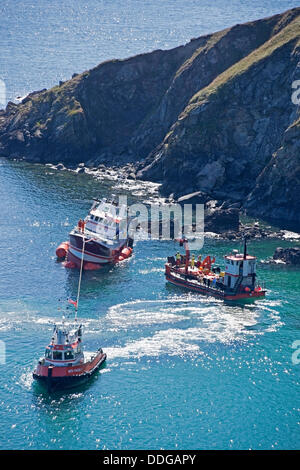 Lankidden Cove, Cornwall, UK. 2. September 2013. Der französische Trawler Scuderia die letzten Mittwoch Abend in der Lankidden Bucht in der Nähe von The Lizard Cornwall lief ist schließlich Staatenbund und Felsen um 15:00 heute abgezogen. Im Bild: Der Schlepper MTS Vulcan 2 allmählich wird die Scuderia von den Felsen Credit: Bob Sharples/Alamy Live News Stockfoto