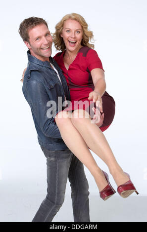 Schauspieler Patrik Fichte und Maike Bollow posieren für die Kamera bei einem Fototermin für die Serie "Rote Rosen" von deutsche Sender ARD in Hamburg, Deutschland, 2. September 2013. Die zehnte Staffel der Telenovela aus Lüneburg ist im deutschen Fernsehen vorgestellt, Montag bis Freitag 14:10 ab 24 Oktober. Foto: Georg Wendt Stockfoto