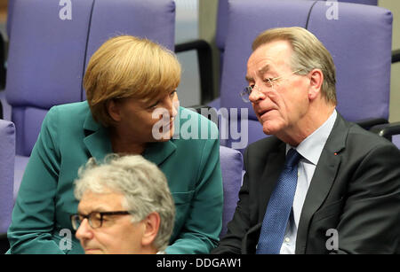 Berlin, Deutschland. 2. September 2013. Deutsche Bundeskanzlerin Angela Merkel (CDU) spricht, Franz Müntefering (SPD) im Bundestag in Berlin, Deutschland, 2. September 2013. Die Politiker an der Debatte über den Abschlussbericht des NSU (National Socialist unterirdisch) Untersuchung Ausschuß teilgenommen. Foto: WOLFGANG KUMM/Dpa/Alamy Live News Stockfoto