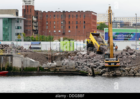 Arbeiten zur Reparatur des eingestürzten Gehwegs am Anderston Quay am Fluss Clyde mit einem Bagger in Glasgow, Schottland, Großbritannien Stockfoto