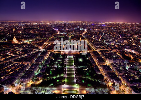 Aus der Vogelperspektive von Paris vom Eiffelturm aus mit Blick auf die Straßen der Stadt bei Nacht Stockfoto