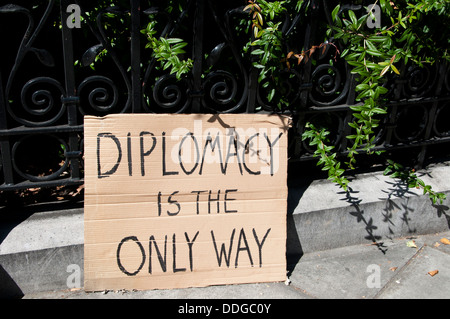 Eine handgemalte Schild auf Karton "Diplomatie ist der einzige Weg", sagt Demo gegen die Intervention in Syrien Stockfoto