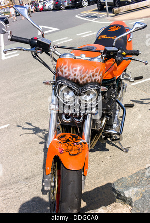 Eine Nahaufnahme eines personalisierten Motorrad vorne Schlamm Wache und Scheinwerfer Clusters, mit kein Fahrer abgestellt. Stockfoto