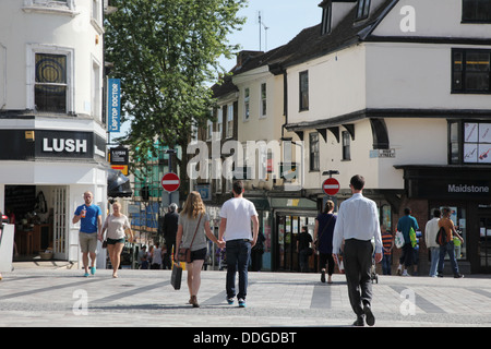 Junges Paar Hand in Hand spazieren Maidstone Stadtzentrum Stockfoto