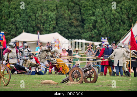 Der "Berkeley Scharmützel" mittelalterlichen Reinactments in Berkeley Castle in der Nähe von Gloucester wo der 500. Jahrestag der Schlacht von Fl Stockfoto