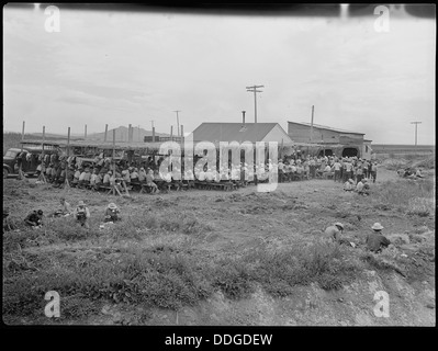 Tule See Relocation Center, Newell, Kalifornien. Ein Blick in das Mittagessen Schuppen auf dem Hof. LKW aus... 538338 Stockfoto