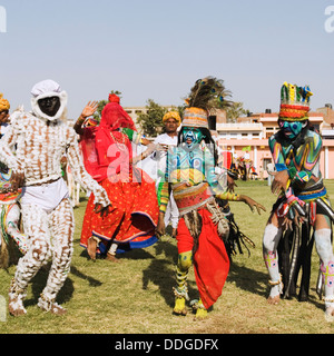 Künstler, die traditionellen Rajasthan-Volkstanz in Jaipur, Rajasthan, Indien Stockfoto
