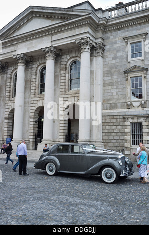 Ein Bentley Hochzeit Auto im Innenhof des Trinity College, Dublin, Irland. Stockfoto