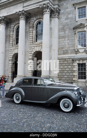 Ein Bentley Hochzeit Auto im Innenhof des Trinity College, Dublin, Irland. Stockfoto