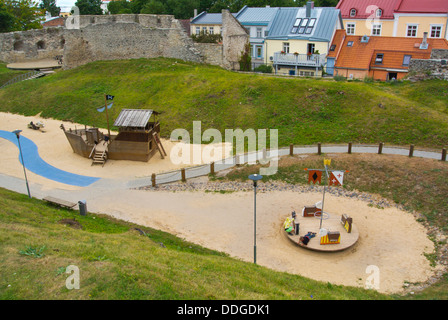 Kinderspielplatz im Inneren Piiskoplinnus der bischöflichen Burg in Haapsalu Kurstadt Laanemaa county Estland Nordeuropa Stockfoto