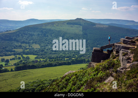 Einsame weibliche Walker auf Bamford Edge, Peak District, Derbyshire Stockfoto