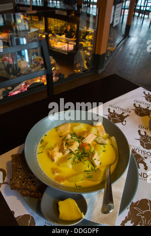 Lachssuppe im Fischrestaurant im Inneren Hietalahden Kauppahalli der Markthalle Hietalahti Bezirk zentral Helsinki-Finnland Stockfoto