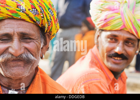 Zwei Männer in traditionellen Rajasthani Kleidung bei Surajkund Mela, Faridabad, Haryana, Indien Stockfoto