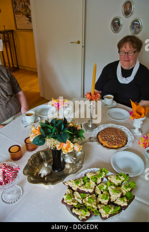 Tabelle für nachmittags Kaffee westlichen Finnland Nordeuropa ausgebreitet Stockfoto