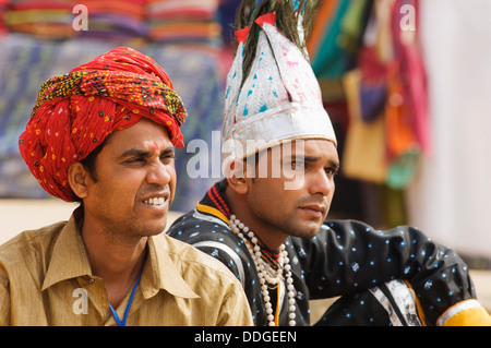 Zwei Männer in traditioneller Kleidung in Surajkund Mela, Faridabad, Haryana, Indien Stockfoto