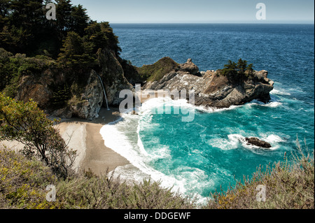 McWay Falls im Julia Pfeiffer Burns State Park, Big Sur, Kalifornien Stockfoto