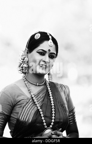 Porträt einer Bharatanatyam-Tänzerin, lächelnd, Khajuraho Tanzfest, Khajuraho, Chhatarpur District, Madhya Pradesh, Indien Stockfoto