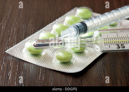 Tabletten auf dem Tisch Stockfoto